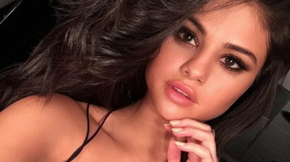Selena Gomez je svůdná dračice a diváci Saturday Night Live se o tom přesvědčili.